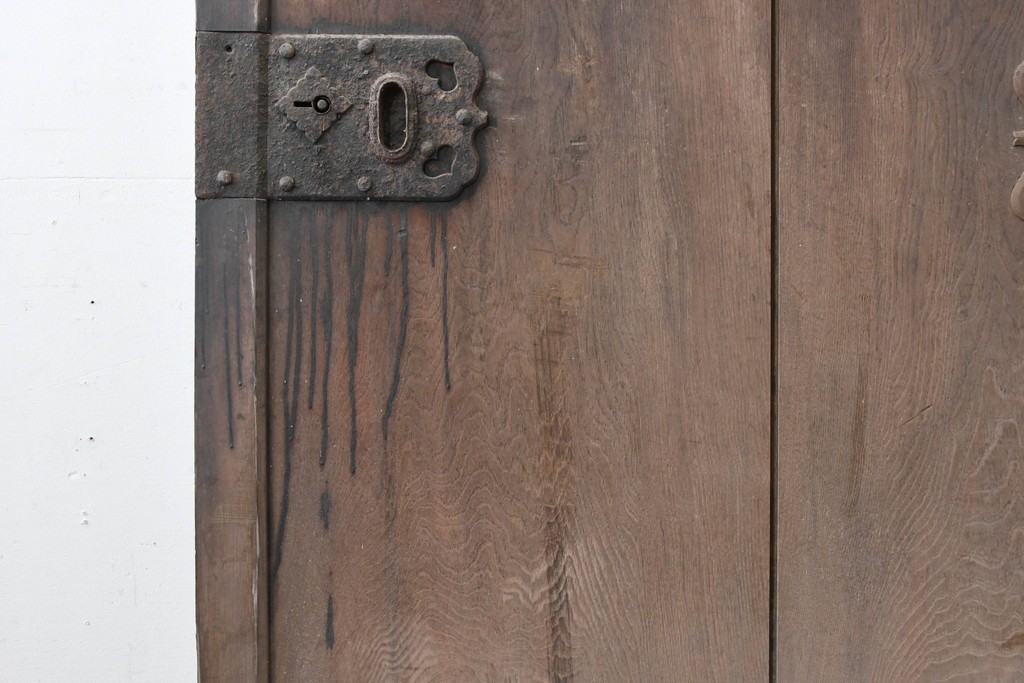 アンティーク建具　明治から大正期　珍品!　総欅(ケヤキ)材　両側にある錠前金具が重厚な趣を添える蔵戸1枚　(R-086532)