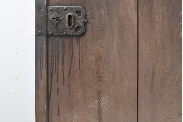 アンティーク建具　明治から大正期　珍品!　総欅(ケヤキ)材　両側にある錠前金具が重厚な趣を添える蔵戸1枚　(R-086532)