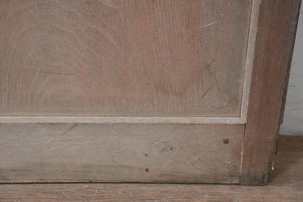 アンティーク建具　明治から大正期　珍品!　総欅(ケヤキ)材　両側にある錠前金具が重厚な趣を添える蔵戸1枚　(R-086532)