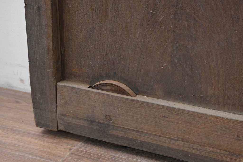 アンティーク建具　明治から大正期　珍品!　総欅(ケヤキ)材　両側にある錠前金具が重厚な趣を添える蔵戸1枚　(R-086532)