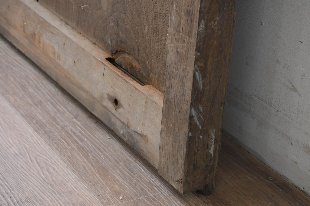 アンティーク建具　明治から大正期　珍品!　総欅(ケヤキ)材　両側にある錠前金具が重厚な趣を添える蔵戸1枚　(R-086532)