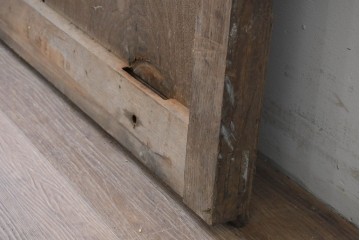 アンティーク建具　明治から大正期　珍品!　総欅(ケヤキ)材　両側にある錠前金具が重厚な趣を添える蔵戸1枚　(R-086532)