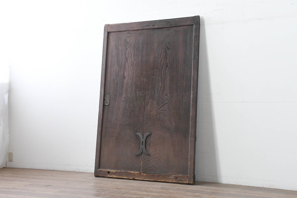 アンティーク建具　明治から大正期　欅材の力強い木目と金具の意匠が目を引く蔵戸1枚　(R-086533)