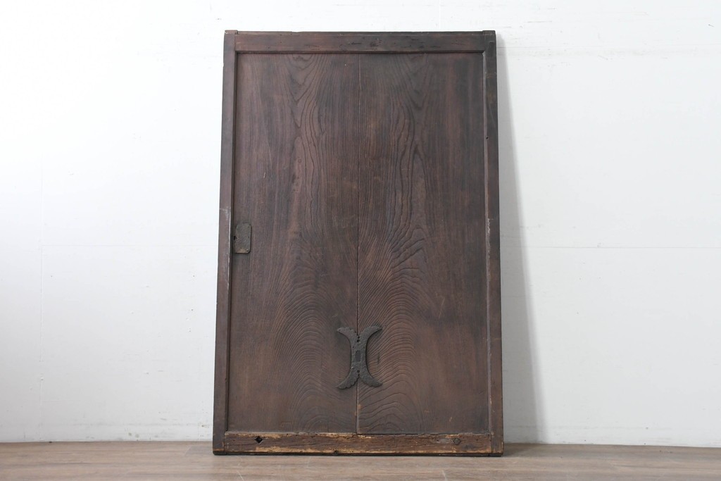 アンティーク建具　明治から大正期　欅材の力強い木目と金具の意匠が目を引く蔵戸1枚　(R-086533)
