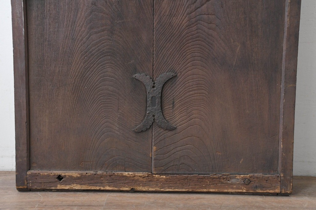アンティーク建具　明治から大正期　欅材の力強い木目と金具の意匠が目を引く蔵戸1枚　(R-086533)
