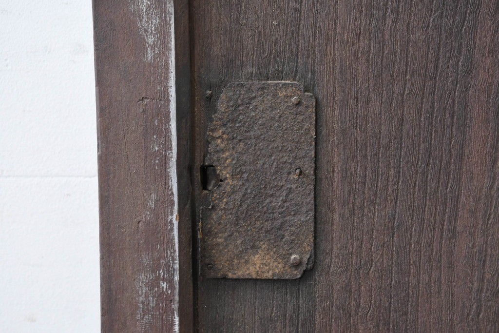 アンティーク建具　明治から大正期　欅材の力強い木目と金具の意匠が目を引く蔵戸1枚　(R-086533)