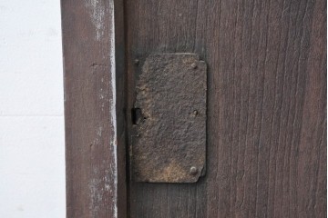 アンティーク建具　明治から大正期　欅材の力強い木目と金具の意匠が目を引く蔵戸1枚　(R-086533)