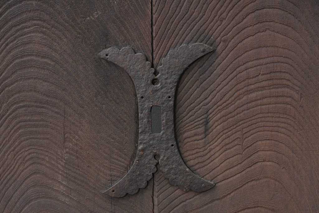 アンティーク建具　明治から大正期　欅材の力強い木目と金具の意匠が目を引く蔵戸1枚　(R-086533)