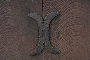 アンティーク建具　明治から大正期　欅材の力強い木目と金具の意匠が目を引く蔵戸1枚　(R-086533)