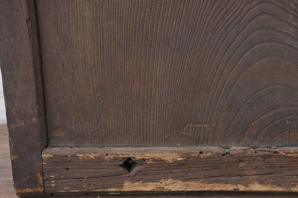 アンティーク建具　明治から大正期　欅材の力強い木目と金具の意匠が目を引く蔵戸1枚　(R-086533)