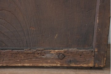 アンティーク建具　明治から大正期　欅材の力強い木目と金具の意匠が目を引く蔵戸1枚　(R-086533)