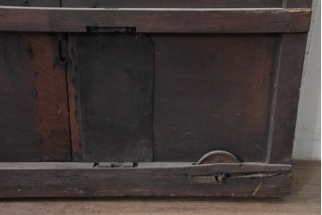 アンティーク建具　明治から大正期　欅材の力強い木目と金具の意匠が目を引く蔵戸1枚　(R-086533)