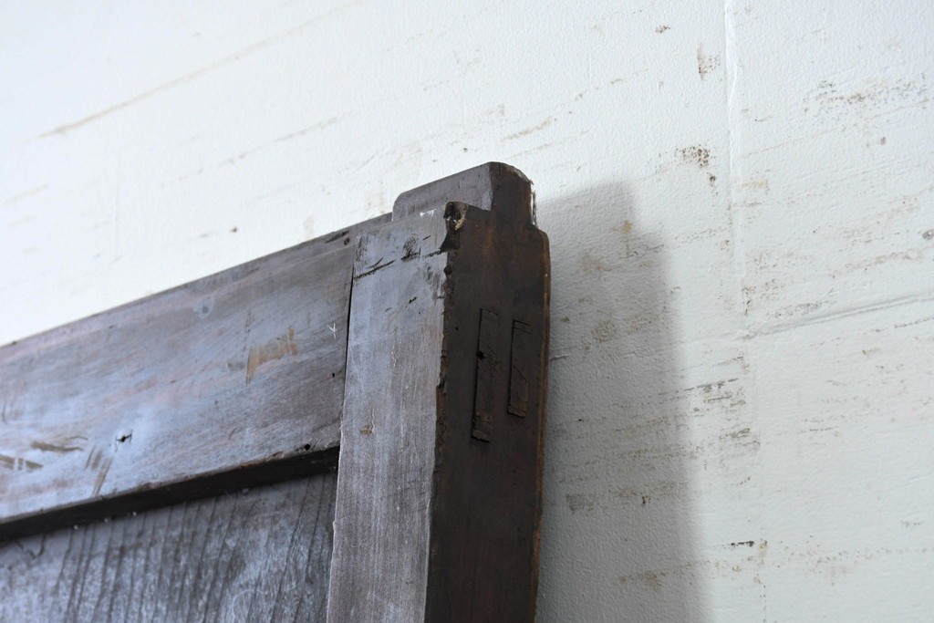 アンティーク建具　明治から大正期　欅材の力強い木目と金具の意匠が目を引く蔵戸1枚　(R-086533)