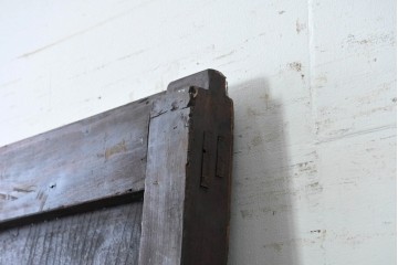 アンティーク建具　明治から大正期　欅材の力強い木目と金具の意匠が目を引く蔵戸1枚　(R-086533)