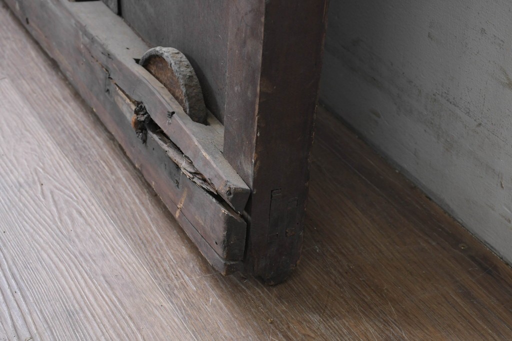 アンティーク建具　明治から大正期　欅材の力強い木目と金具の意匠が目を引く蔵戸1枚　(R-086533)