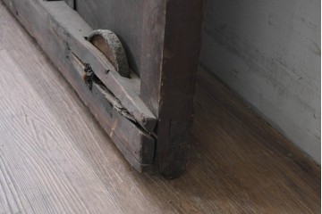 アンティーク建具　明治から大正期　欅材の力強い木目と金具の意匠が目を引く蔵戸1枚　(R-086533)