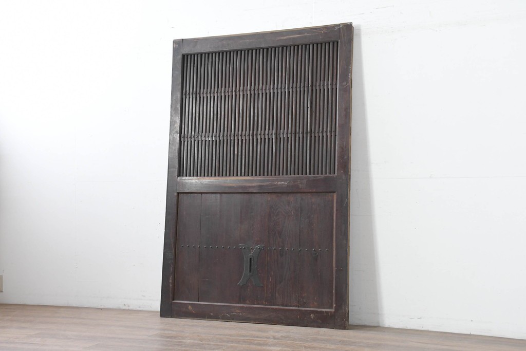 アンティーク建具　明治から大正期　栗材　重厚な佇まいと細やかな格子が目を引く格子蔵戸1枚　(R-086534)