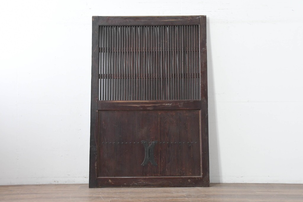 アンティーク建具　明治から大正期　栗材　重厚な佇まいと細やかな格子が目を引く格子蔵戸1枚　(R-086534)