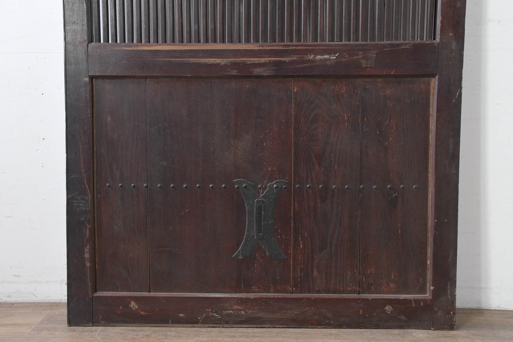 アンティーク建具　明治から大正期　栗材　重厚な佇まいと細やかな格子が目を引く格子蔵戸1枚　(R-086534)