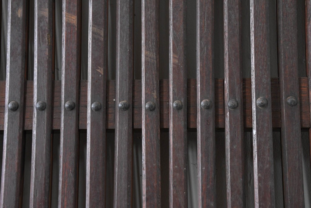 アンティーク建具　明治から大正期　栗材　重厚な佇まいと細やかな格子が目を引く格子蔵戸1枚　(R-086534)