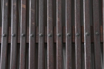 アンティーク建具　明治から大正期　栗材　重厚な佇まいと細やかな格子が目を引く格子蔵戸1枚　(R-086534)