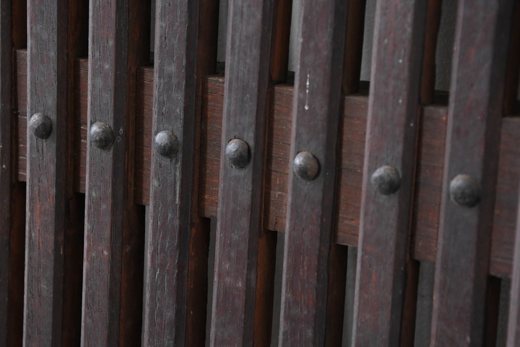 アンティーク建具　明治から大正期　栗材　重厚な佇まいと細やかな格子が目を引く格子蔵戸1枚　(R-086534)