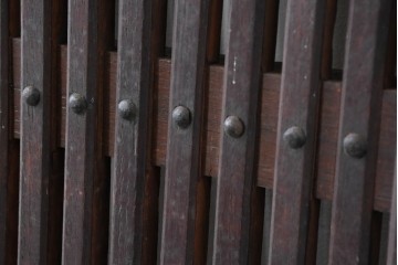 アンティーク建具　明治から大正期　栗材　重厚な佇まいと細やかな格子が目を引く格子蔵戸1枚　(R-086534)