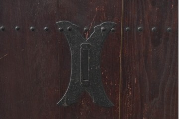 アンティーク建具　明治から大正期　栗材　重厚な佇まいと細やかな格子が目を引く格子蔵戸1枚　(R-086534)