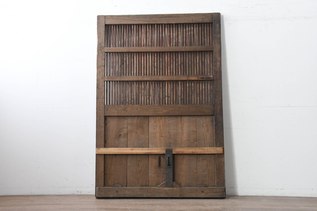 アンティーク建具　明治から大正期　栗材　重厚な佇まいと細やかな格子が目を引く格子蔵戸1枚　(R-086534)