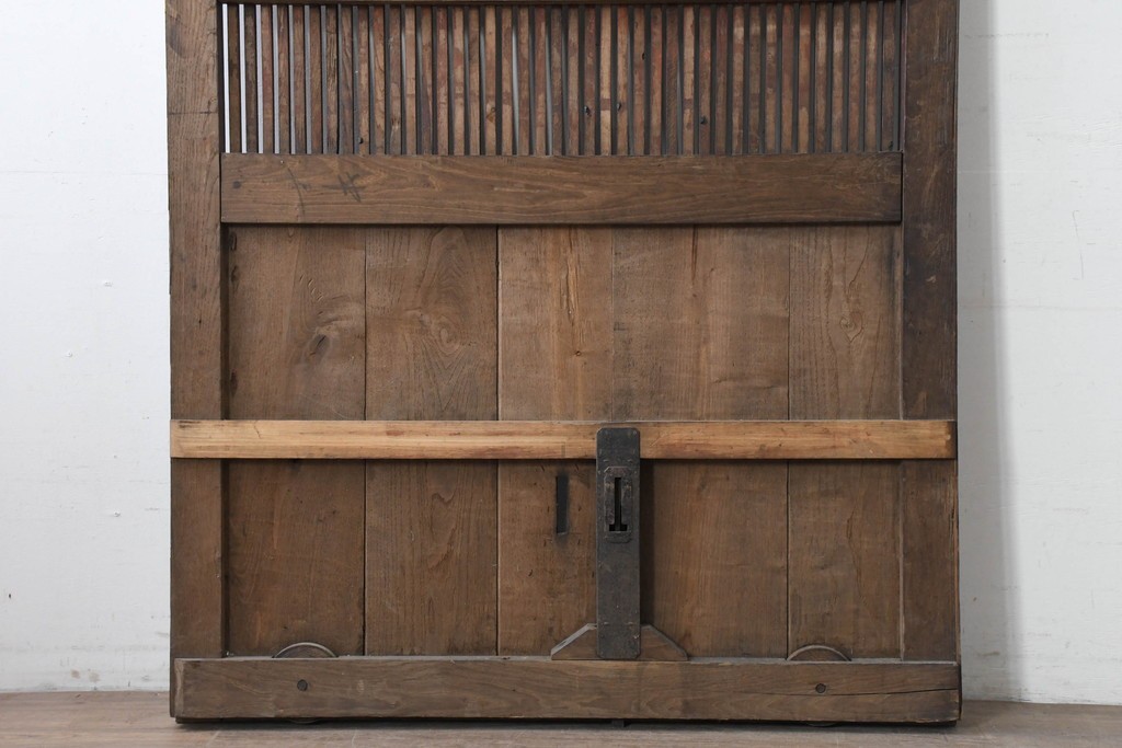 アンティーク建具　明治から大正期　栗材　重厚な佇まいと細やかな格子が目を引く格子蔵戸1枚　(R-086534)