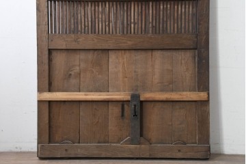アンティーク建具　明治から大正期　栗材　重厚な佇まいと細やかな格子が目を引く格子蔵戸1枚　(R-086534)