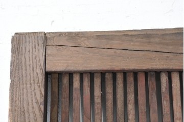 アンティーク建具　明治から大正期　栗材　重厚な佇まいと細やかな格子が目を引く格子蔵戸1枚　(R-086534)