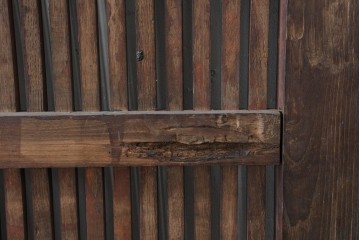 アンティーク建具　明治から大正期　栗材　重厚な佇まいと細やかな格子が目を引く格子蔵戸1枚　(R-086534)