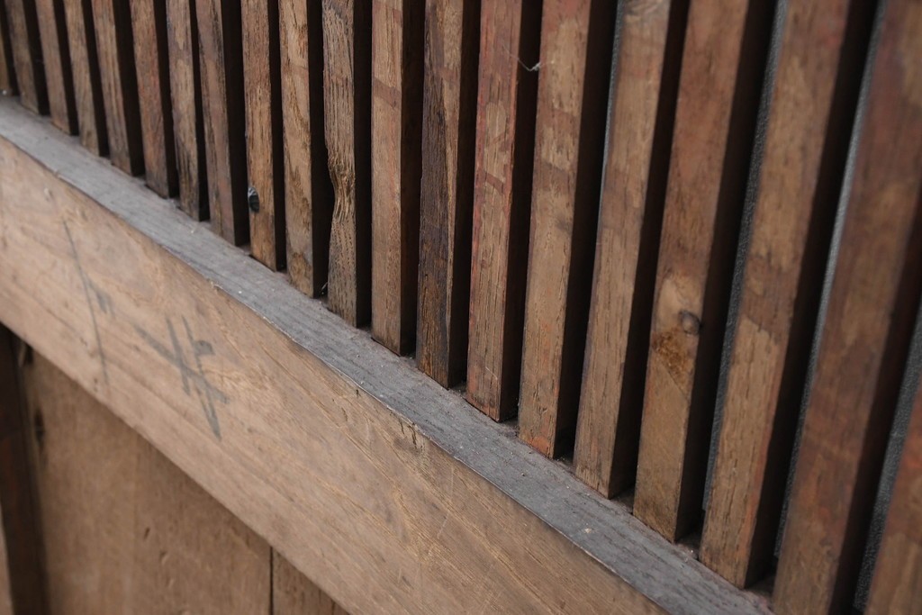 アンティーク建具　明治から大正期　栗材　重厚な佇まいと細やかな格子が目を引く格子蔵戸1枚　(R-086534)