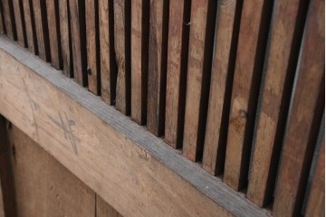 アンティーク建具　明治から大正期　栗材　重厚な佇まいと細やかな格子が目を引く格子蔵戸1枚　(R-086534)