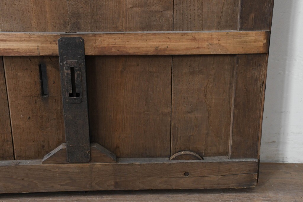 アンティーク建具　明治から大正期　栗材　重厚な佇まいと細やかな格子が目を引く格子蔵戸1枚　(R-086534)