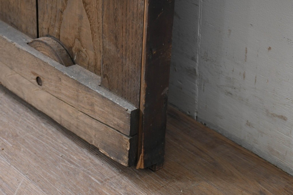 アンティーク建具　明治から大正期　栗材　重厚な佇まいと細やかな格子が目を引く格子蔵戸1枚　(R-086534)