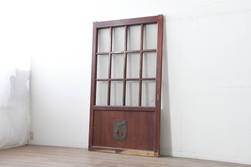 アンティーク建具　明治から大正期　漆塗り　飛ぶ鶴の錠前金具が目を引くきつね格子蔵戸1枚　(R-086535)