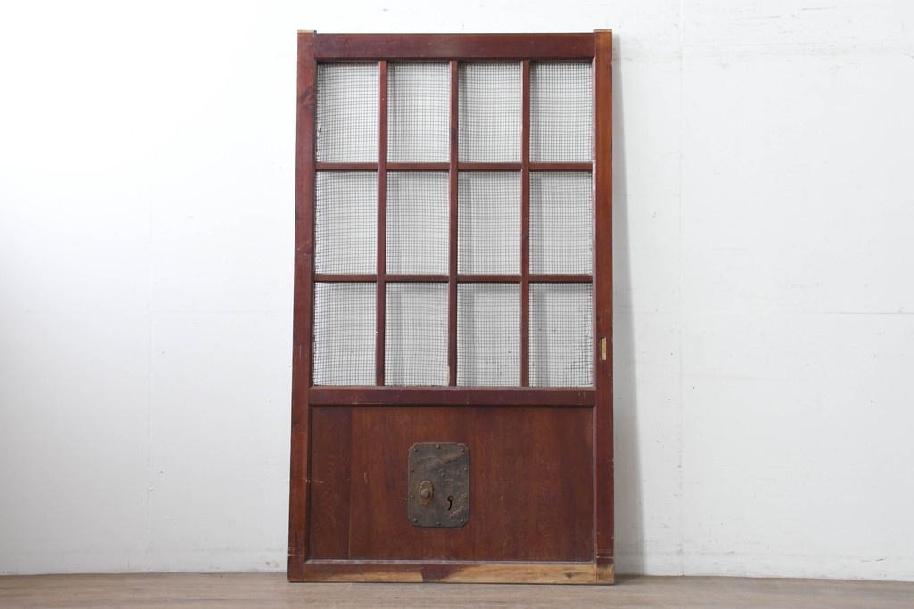 アンティーク建具　明治から大正期　漆塗り　飛ぶ鶴の錠前金具が目を引くきつね格子蔵戸1枚　(R-086535)