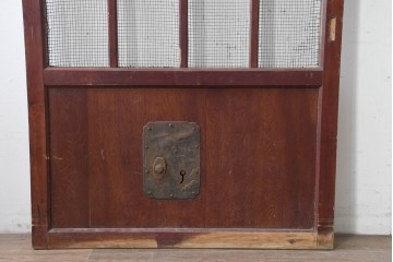 アンティーク建具　明治から大正期　漆塗り　飛ぶ鶴の錠前金具が目を引くきつね格子蔵戸1枚　(R-086535)