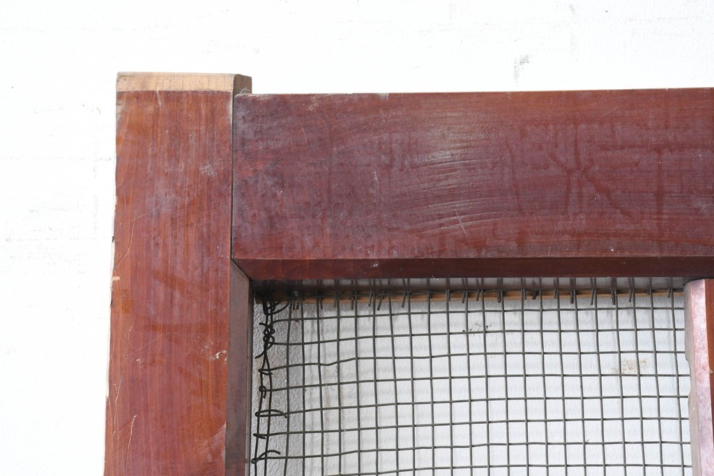 アンティーク建具　明治から大正期　漆塗り　飛ぶ鶴の錠前金具が目を引くきつね格子蔵戸1枚　(R-086535)