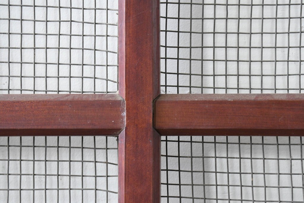 アンティーク建具　明治から大正期　漆塗り　飛ぶ鶴の錠前金具が目を引くきつね格子蔵戸1枚　(R-086535)