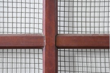 アンティーク建具　明治から大正期　漆塗り　飛ぶ鶴の錠前金具が目を引くきつね格子蔵戸1枚　(R-086535)