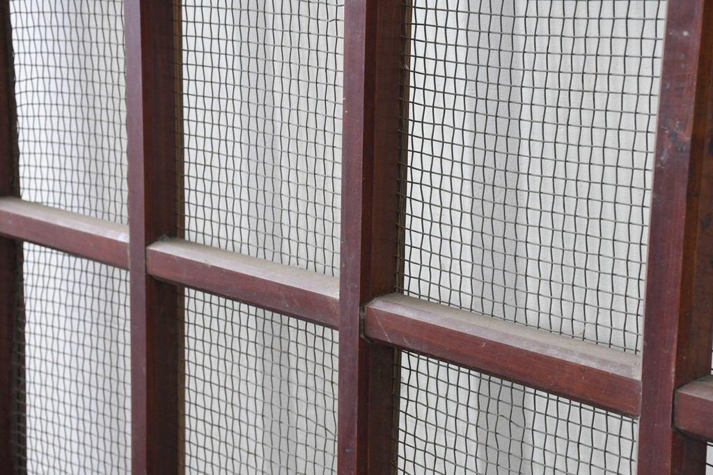 アンティーク建具　明治から大正期　漆塗り　飛ぶ鶴の錠前金具が目を引くきつね格子蔵戸1枚　(R-086535)