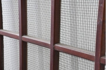 アンティーク建具　明治から大正期　漆塗り　飛ぶ鶴の錠前金具が目を引くきつね格子蔵戸1枚　(R-086535)