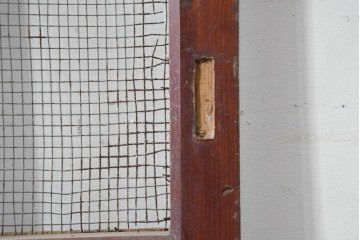 アンティーク建具　明治から大正期　漆塗り　飛ぶ鶴の錠前金具が目を引くきつね格子蔵戸1枚　(R-086535)