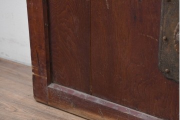 アンティーク建具　明治から大正期　漆塗り　飛ぶ鶴の錠前金具が目を引くきつね格子蔵戸1枚　(R-086535)