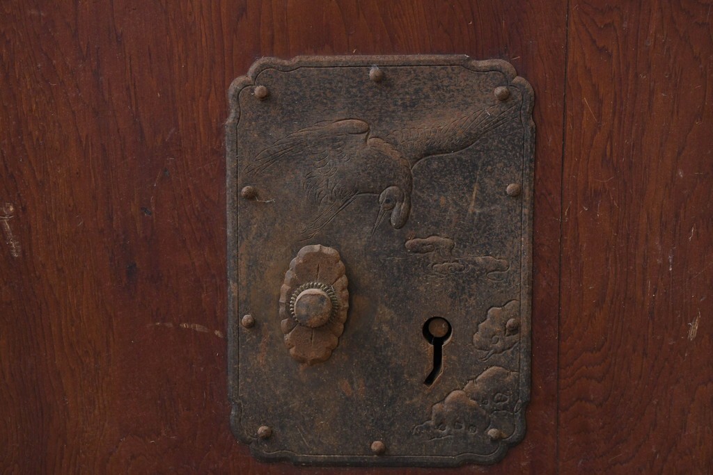 アンティーク建具　明治から大正期　漆塗り　飛ぶ鶴の錠前金具が目を引くきつね格子蔵戸1枚　(R-086535)