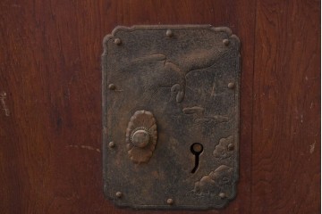 アンティーク建具　明治から大正期　漆塗り　飛ぶ鶴の錠前金具が目を引くきつね格子蔵戸1枚　(R-086535)