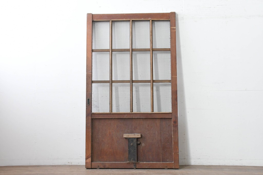 アンティーク建具　明治から大正期　漆塗り　飛ぶ鶴の錠前金具が目を引くきつね格子蔵戸1枚　(R-086535)